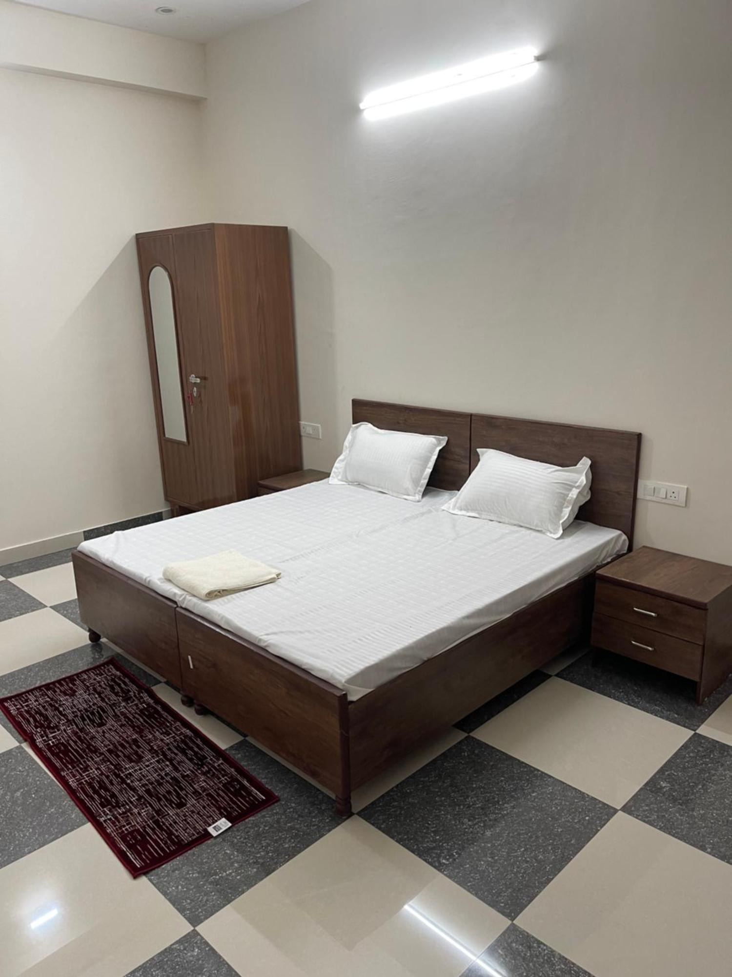 Отель Shrinath Residency Большая Нойда Экстерьер фото