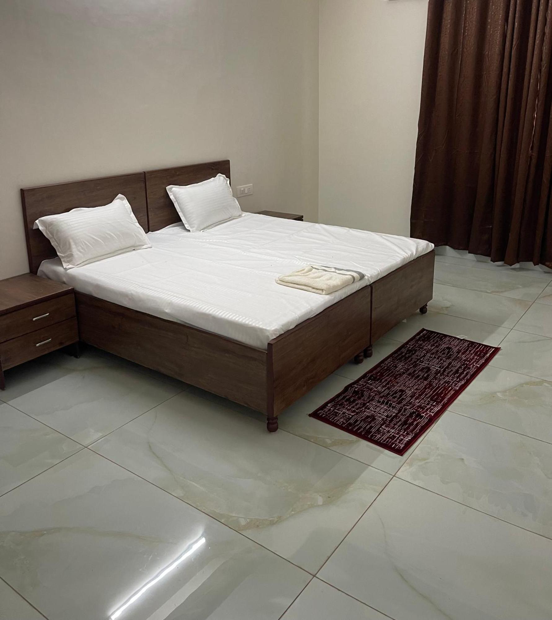 Отель Shrinath Residency Большая Нойда Экстерьер фото
