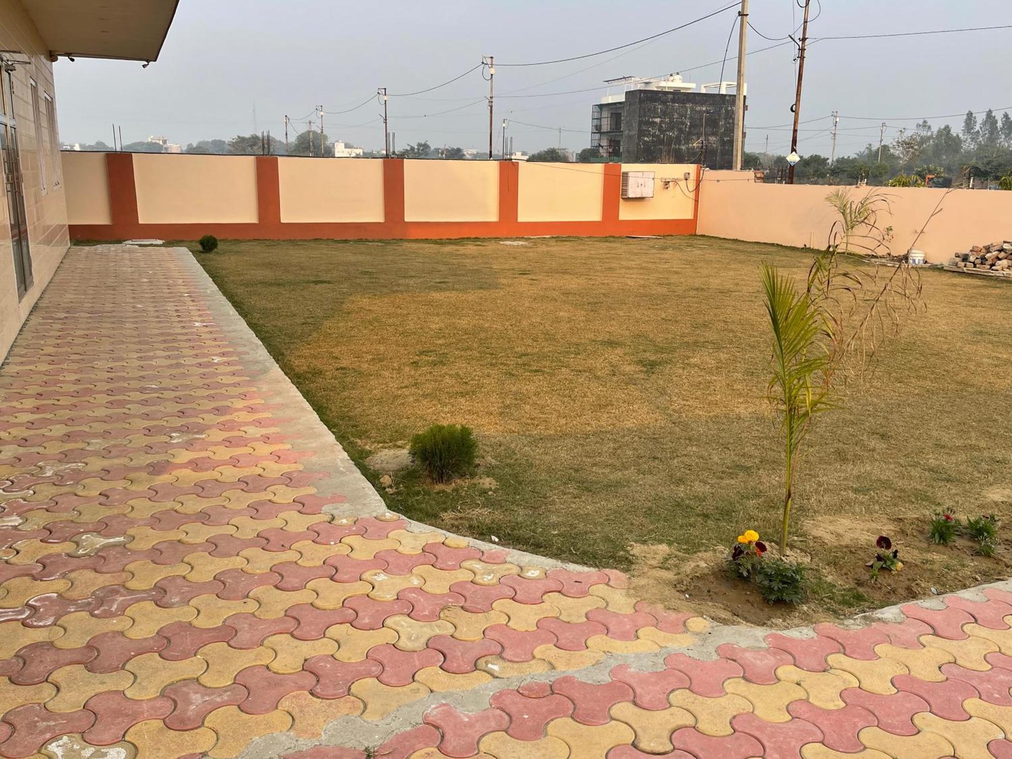 Отель Shrinath Residency Большая Нойда Экстерьер фото