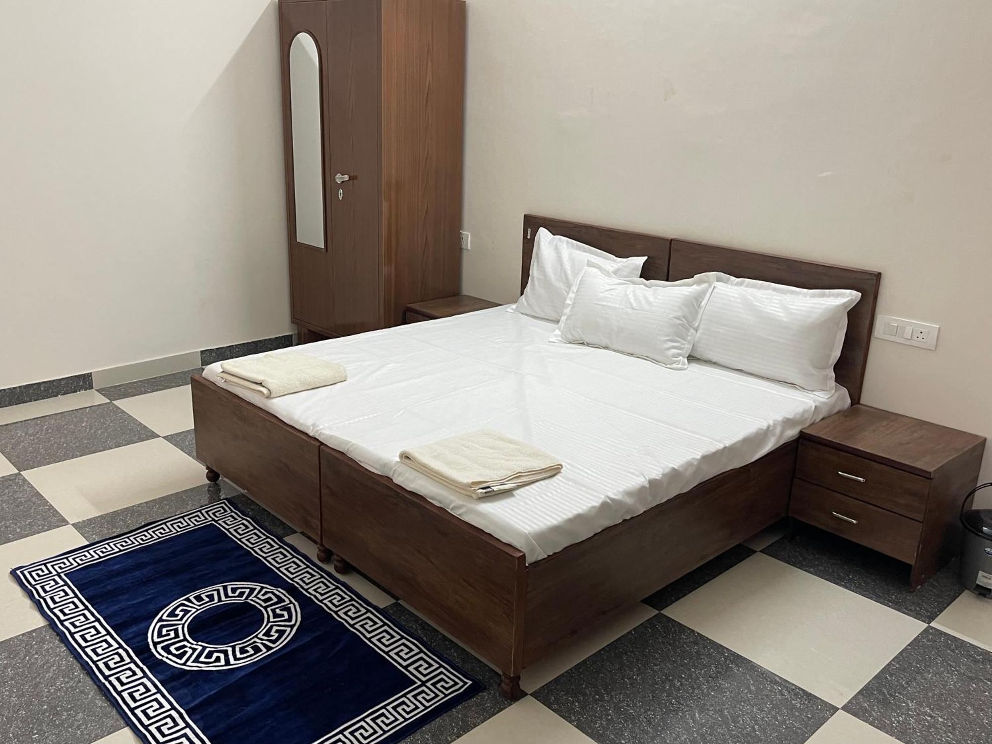 Отель Shrinath Residency Большая Нойда Экстерьер фото