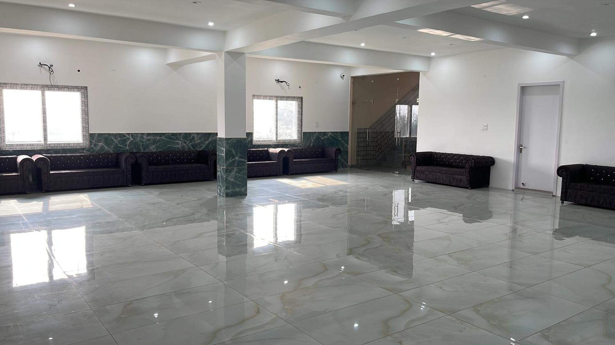 Отель Shrinath Residency Большая Нойда Экстерьер фото