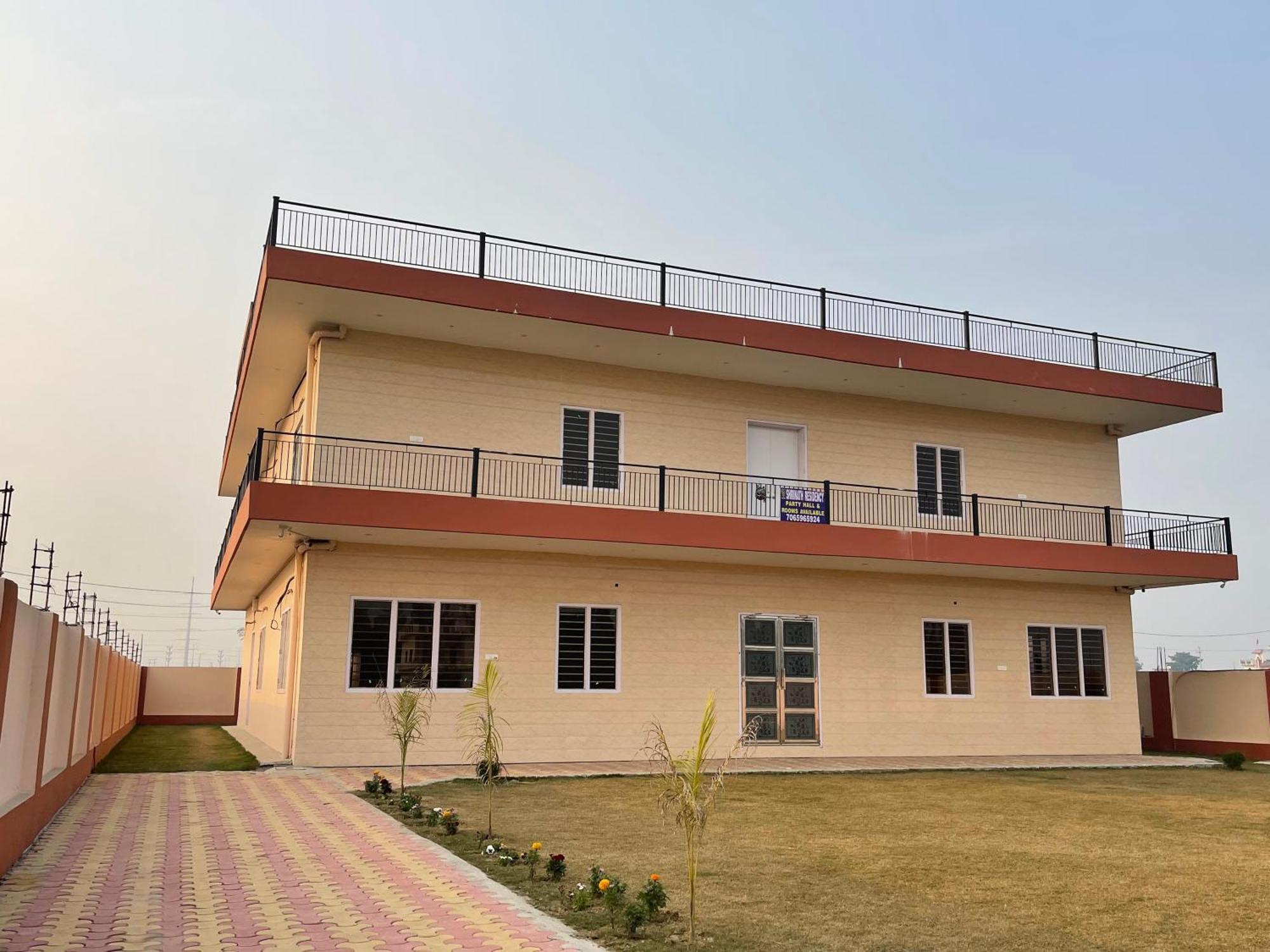 Отель Shrinath Residency Большая Нойда Экстерьер фото